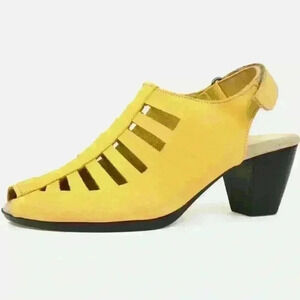 Munro yellow Abby peep toe dress sandal size 9 1/2w sling back lattice work